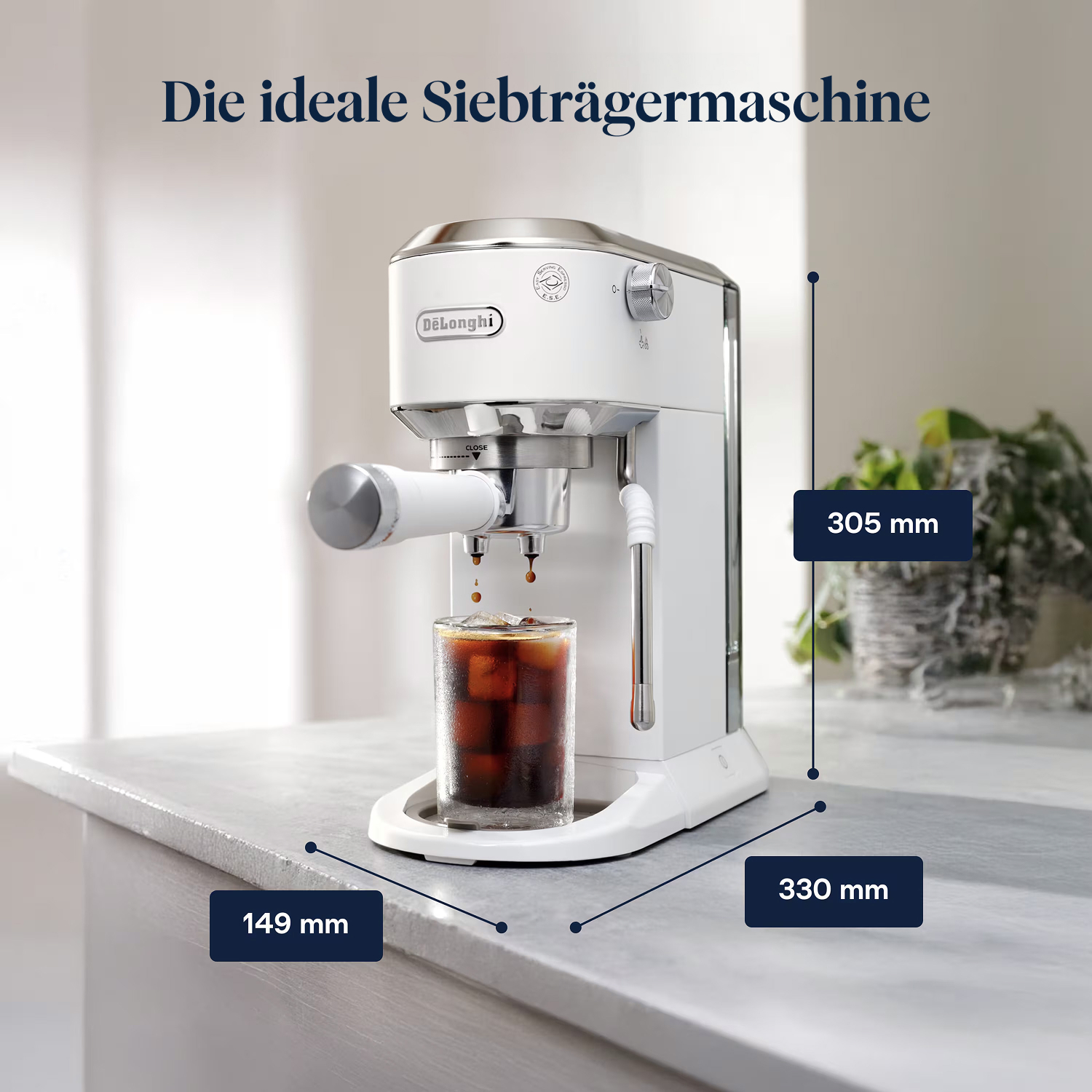 Weiße Espressomaschine, Kaffee tropft in ein Glas Eis. Abmessungen: 305 mm hoch, 149 mm breit, 330 mm lang.