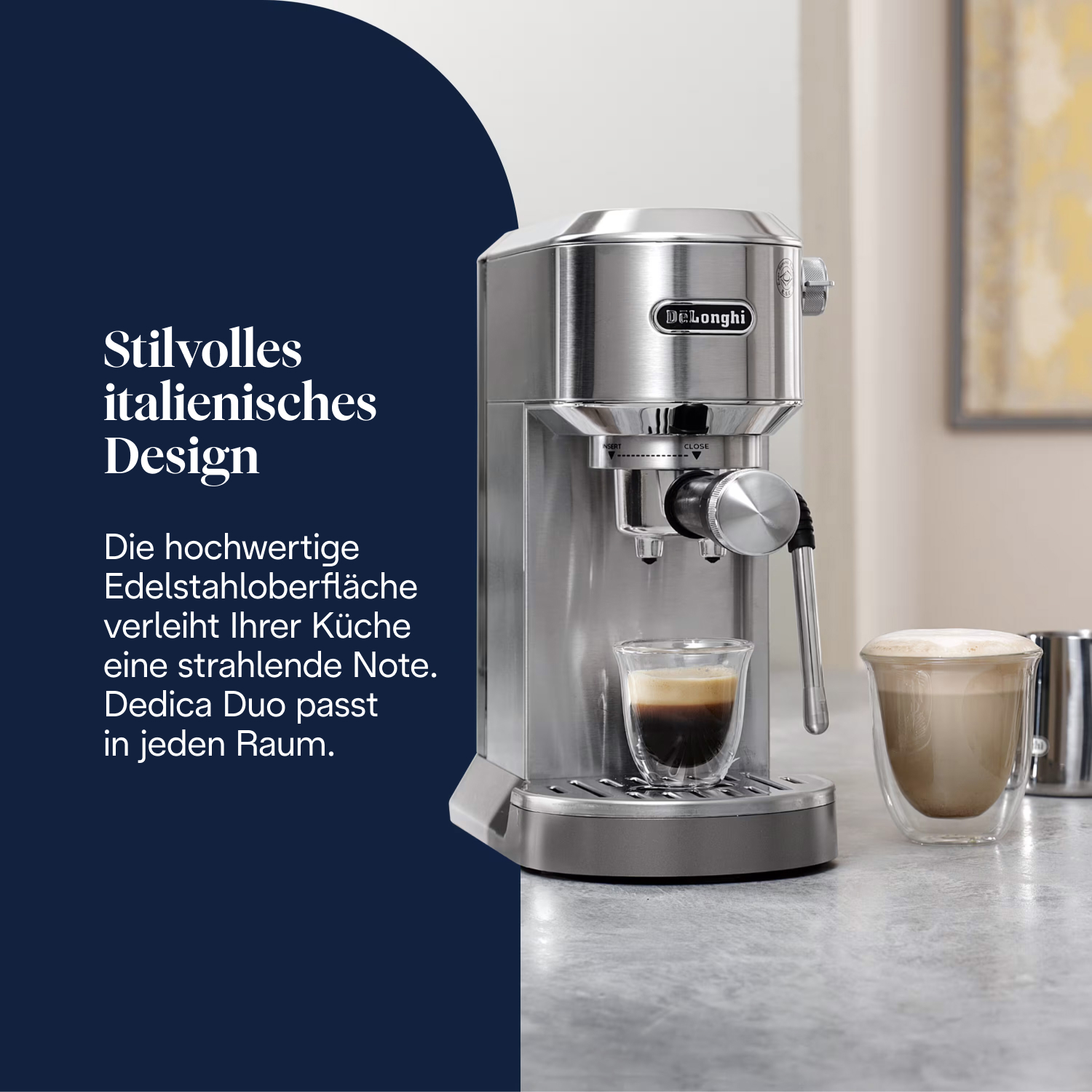 Eine Espressomaschine aus Edelstahl mit zwei Gläsern, eines mit Espresso, das andere mit Latte, auf einer grauen Oberfläche. Text auf Deutsch.