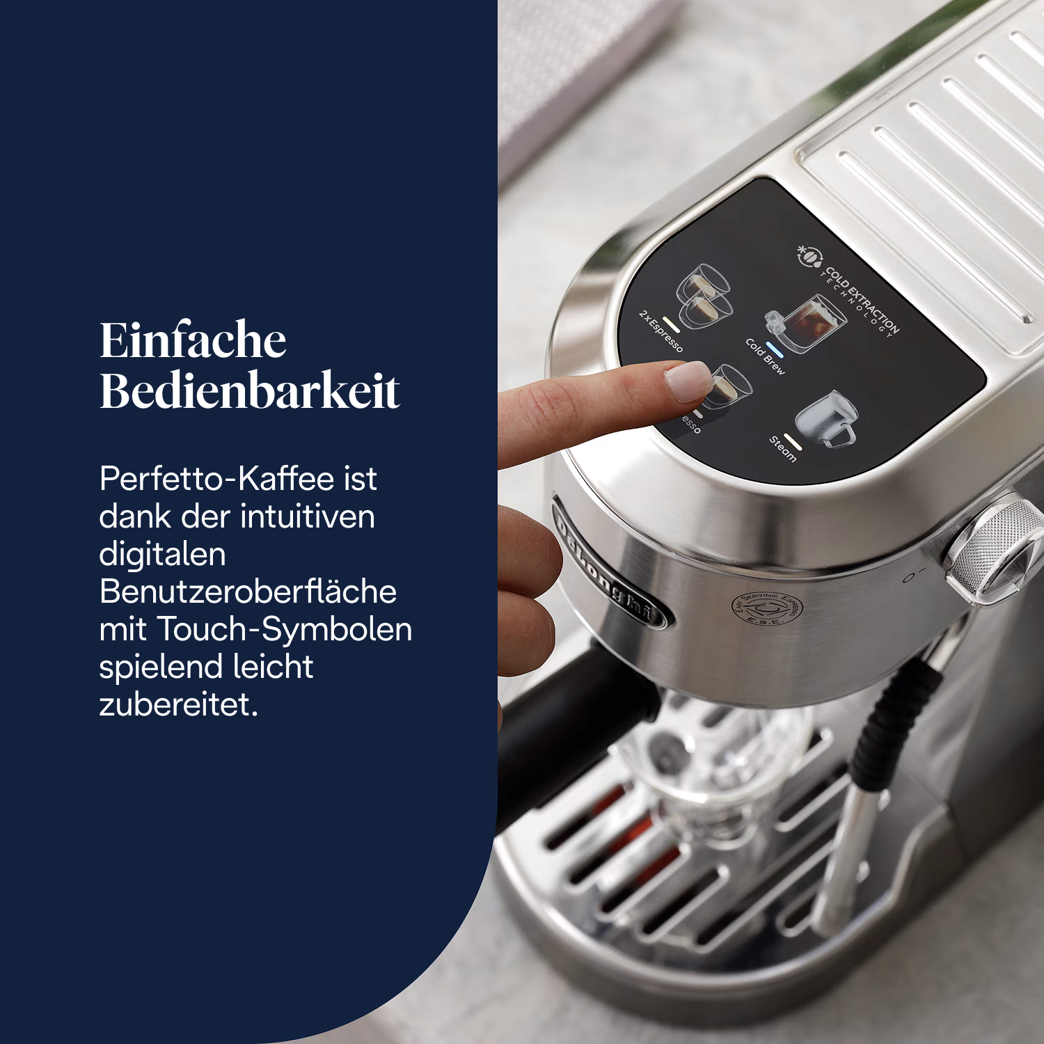 Eine Hand drückt eine Taste an einer Kaffeemaschine. Die Maschine ist silber und schwarz, mit beschrifteten Tasten für Kaffeeoptionen.