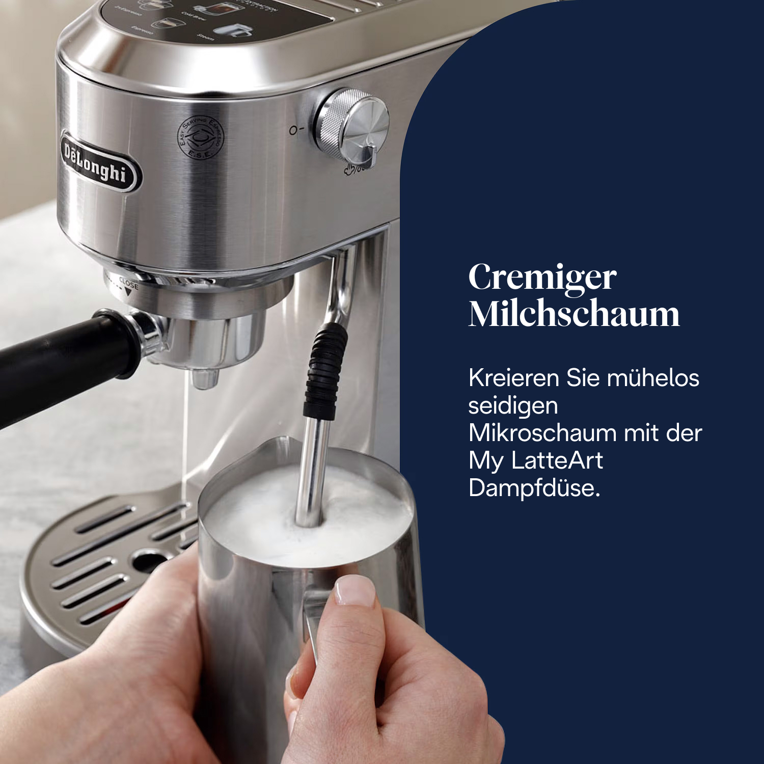 Eine DeLonghi Espressomaschine schäumt Milch in einem Metallkrug auf. Die Maschine ist aus Edelstahl. Text: 'Cremiger Milchschaum'.