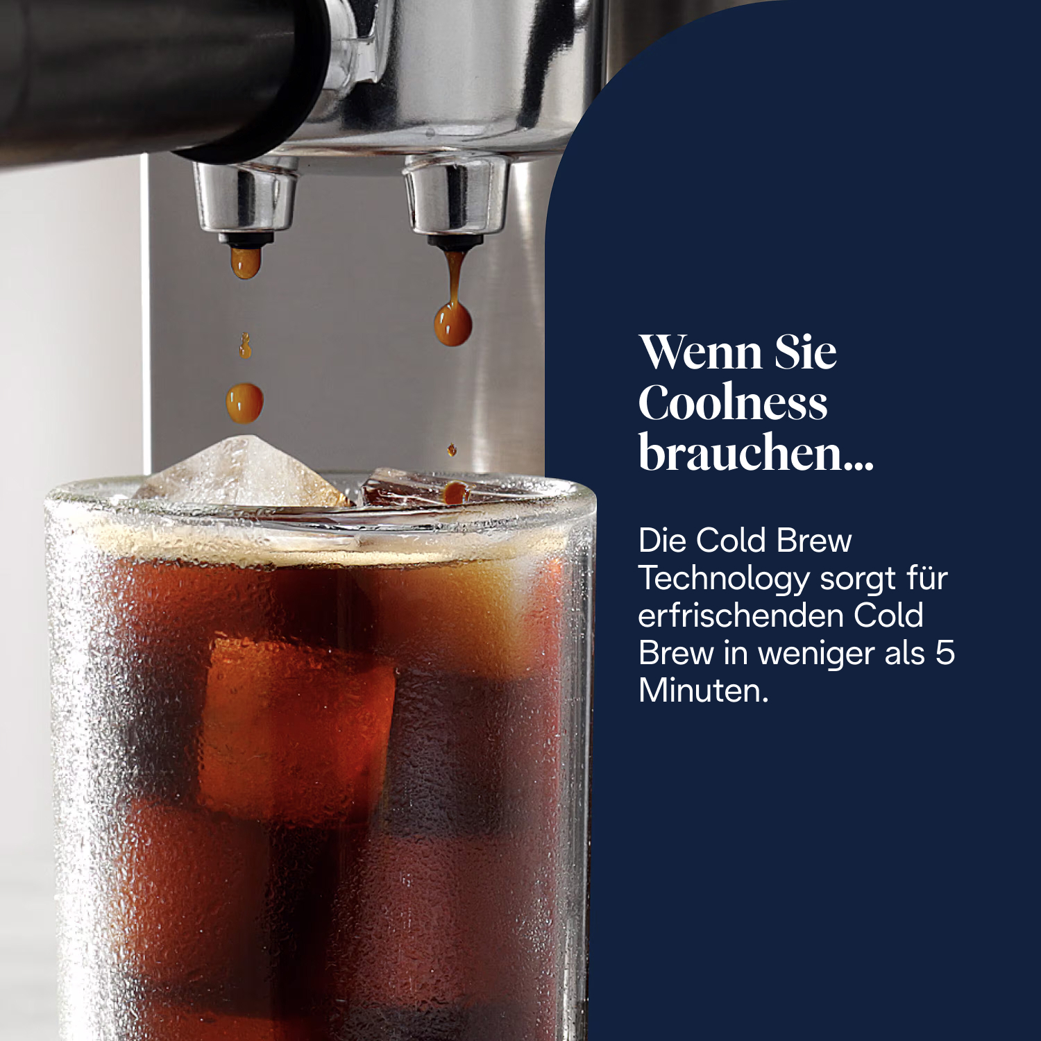 Kaffee tropft in ein Glas mit Eiswürfeln. Der Text sagt: Cold Brew in unter 5 Minuten.