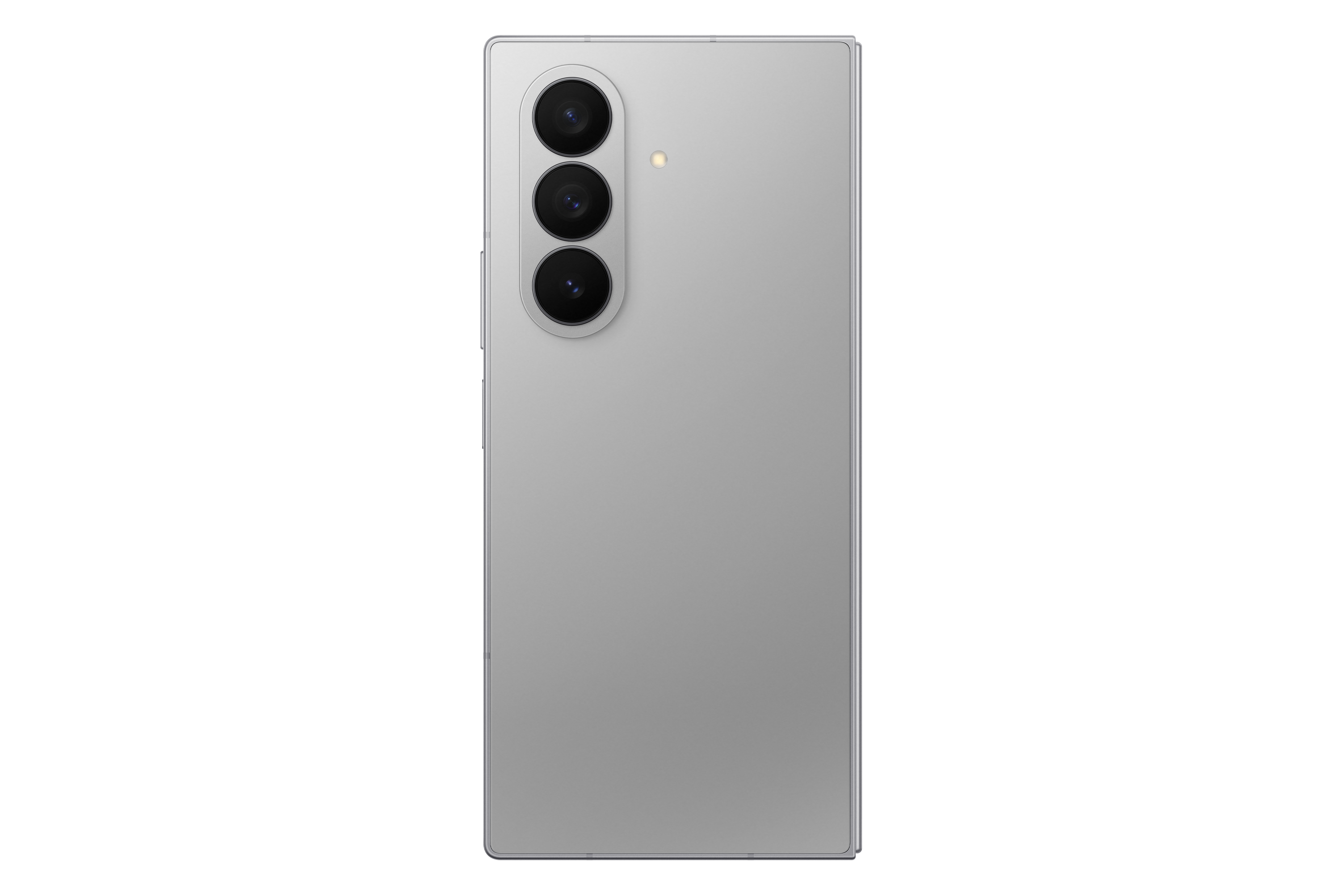 Rückansicht eines silbernen Smartphones mit drei vertikal angeordneten Kameras. Ein Licht ist neben den Kameras.