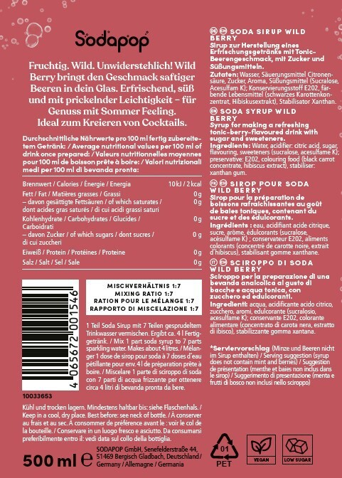 Eine Soda-Sirup-Flasche mit einem Etikett mit Berry-Geschmack, Informationen und Nährwertangaben.