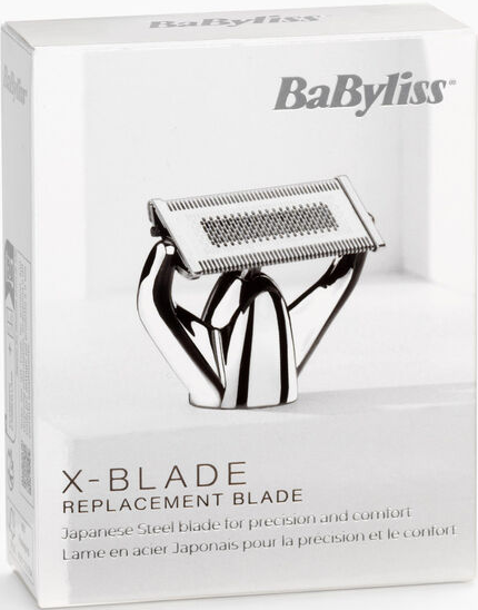 Eine BaByliss X-BLADE Ersatzklinge. Die Klinge ist silberfarben, mit einem chromartigen Ständer, in einer weißen Box mit Text.