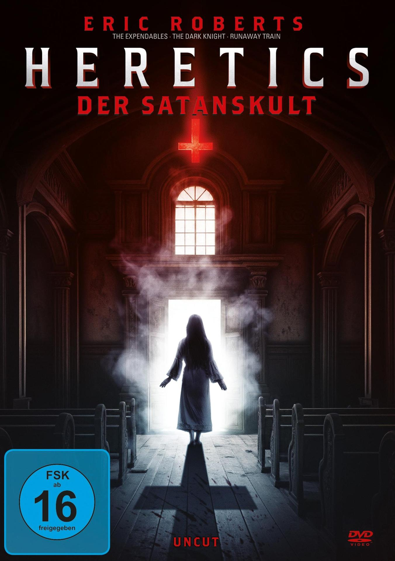 Eine Frau in einem langen Kleid steht vor einem hellen Licht in einer Kirche.