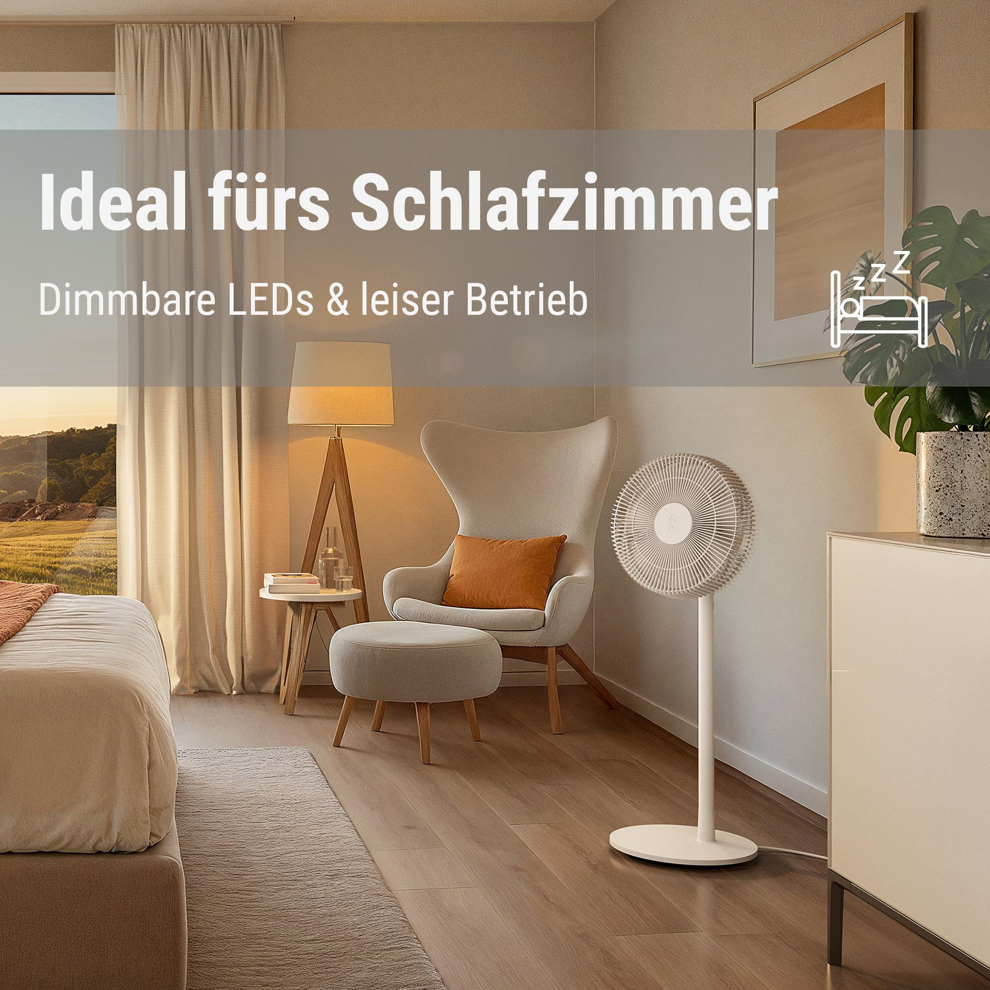 Schlafzimmer-Innenraum. Ein Ventilator steht neben einem Stuhl mit orangefarbenem Kissen. Bett links. Fenster mit Vorhängen.