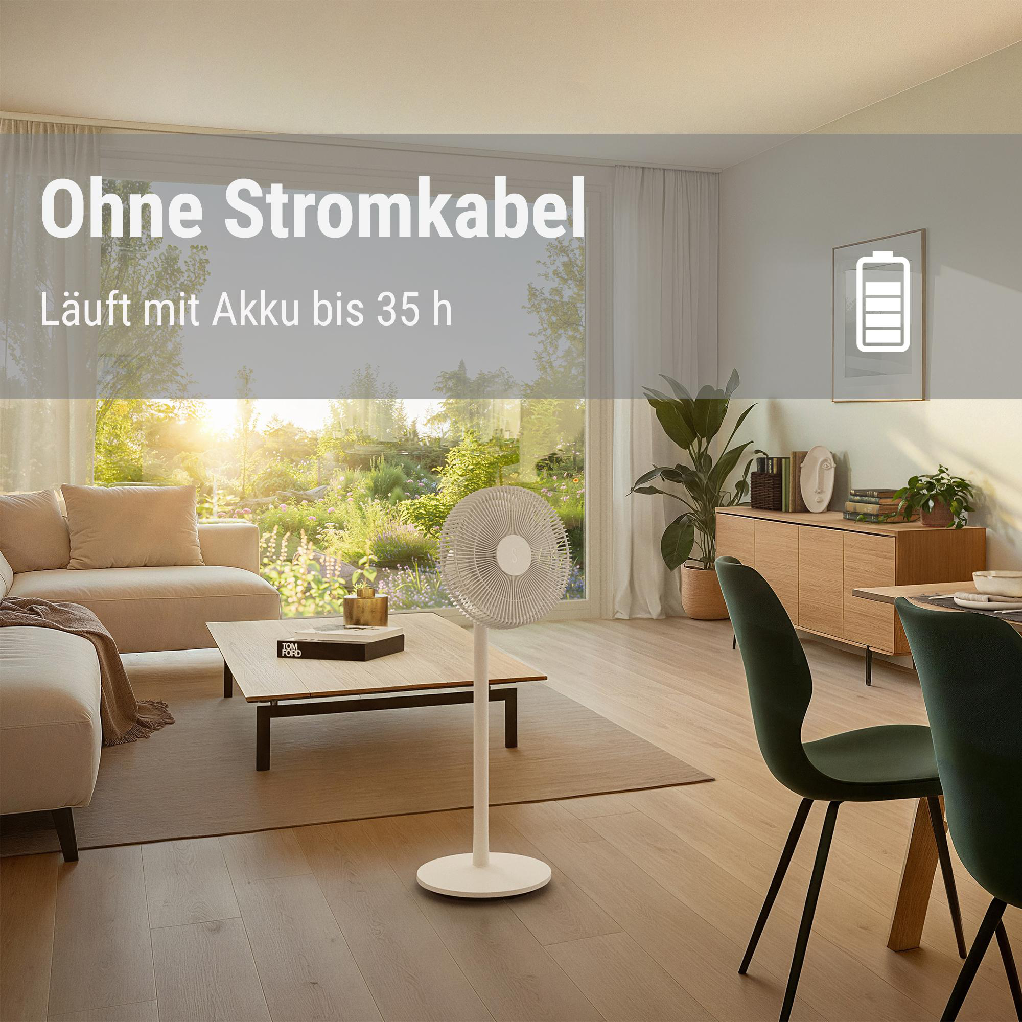 Wohnzimmer mit Ventilator, Sofa, Couchtisch und Fenster mit Gartenblick. Text: 'Läuft mit Akku bis 35h'.