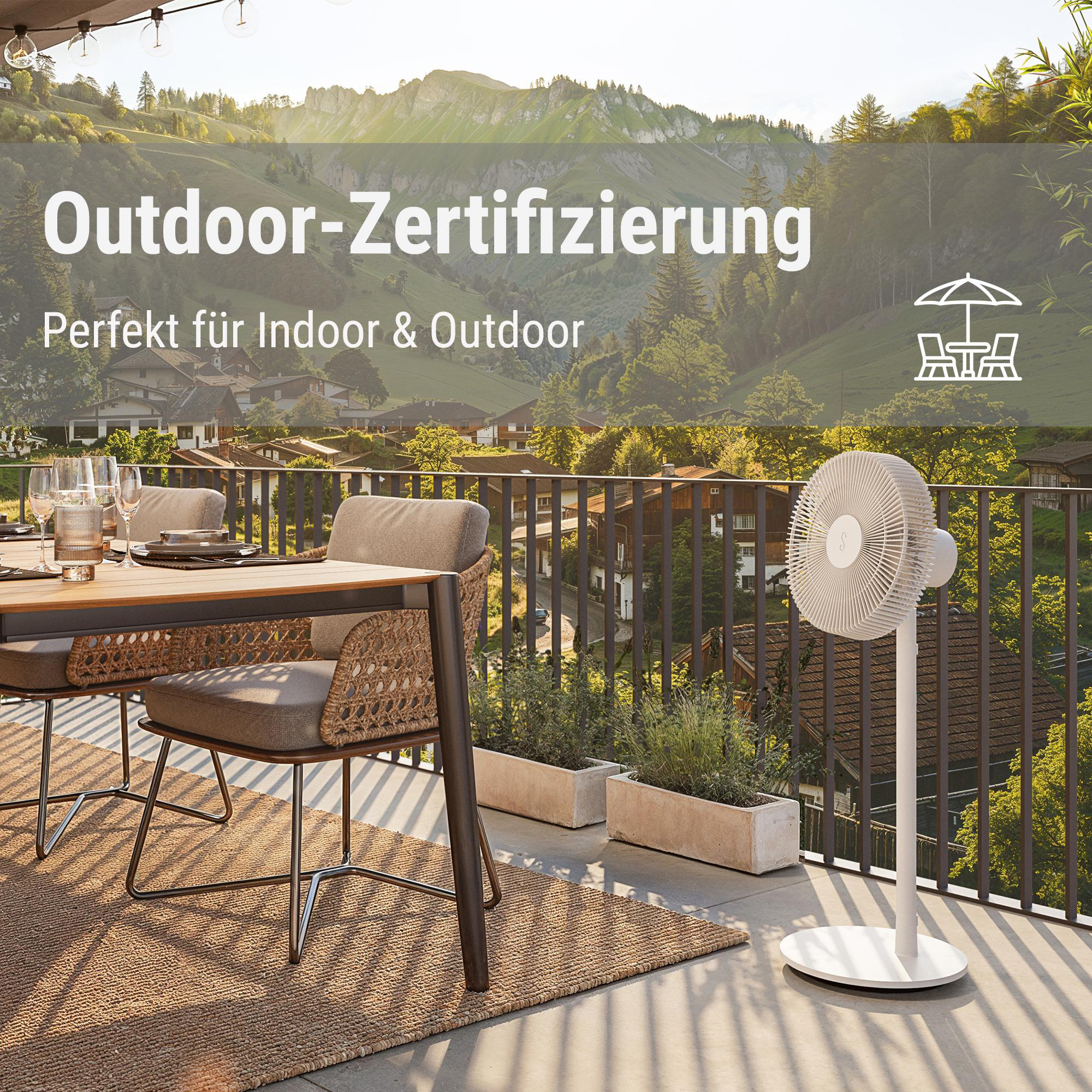 Balkon mit Tisch, Ventilator und Bergpanorama. Text: Outdoor-Zertifizierung. Perfekt für Indoor & Outdoor.