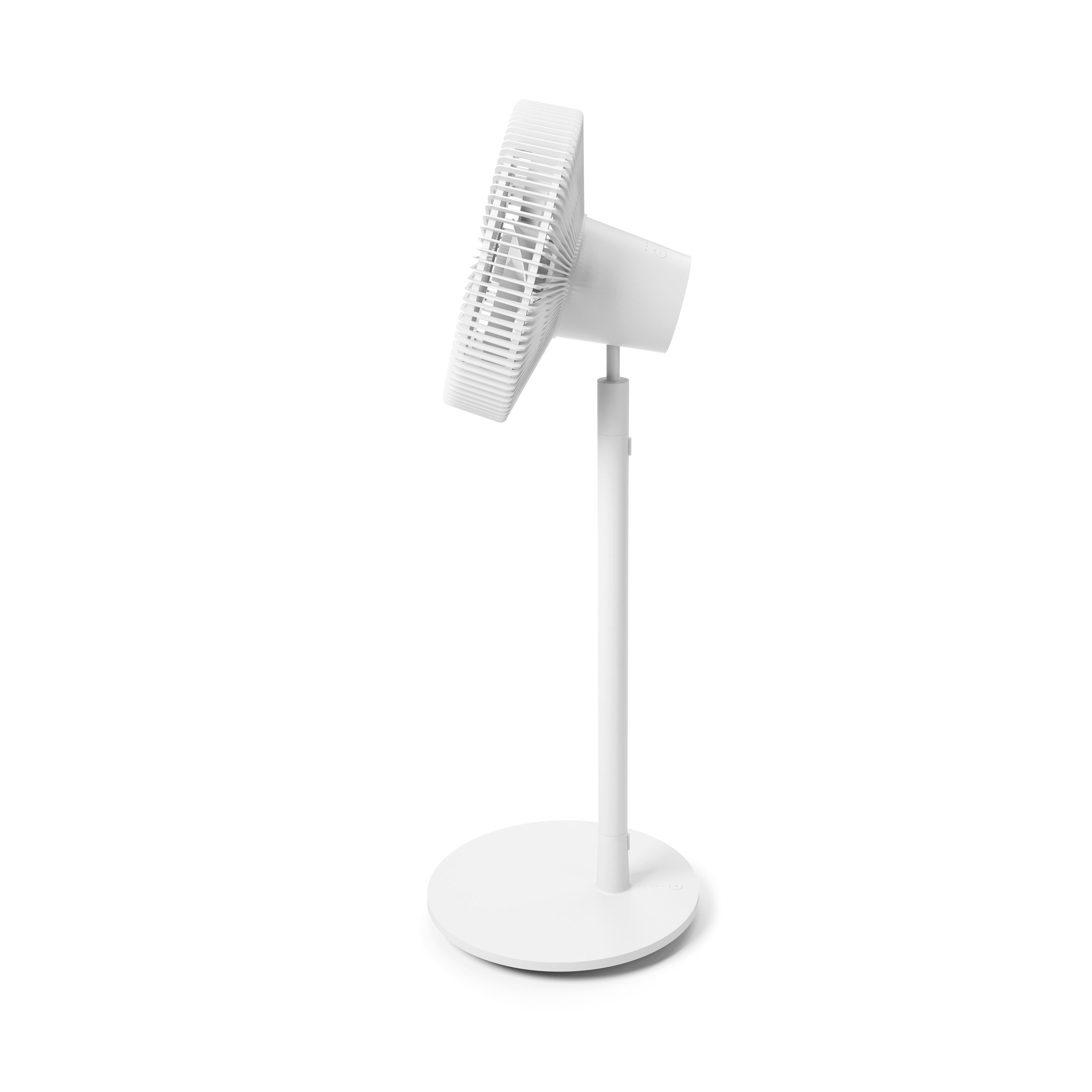 Ein weißer, moderner Standventilator. Er hat einen runden Fuß, eine vertikale Stange und einen geneigten, kreisförmigen Ventilatorkopf.