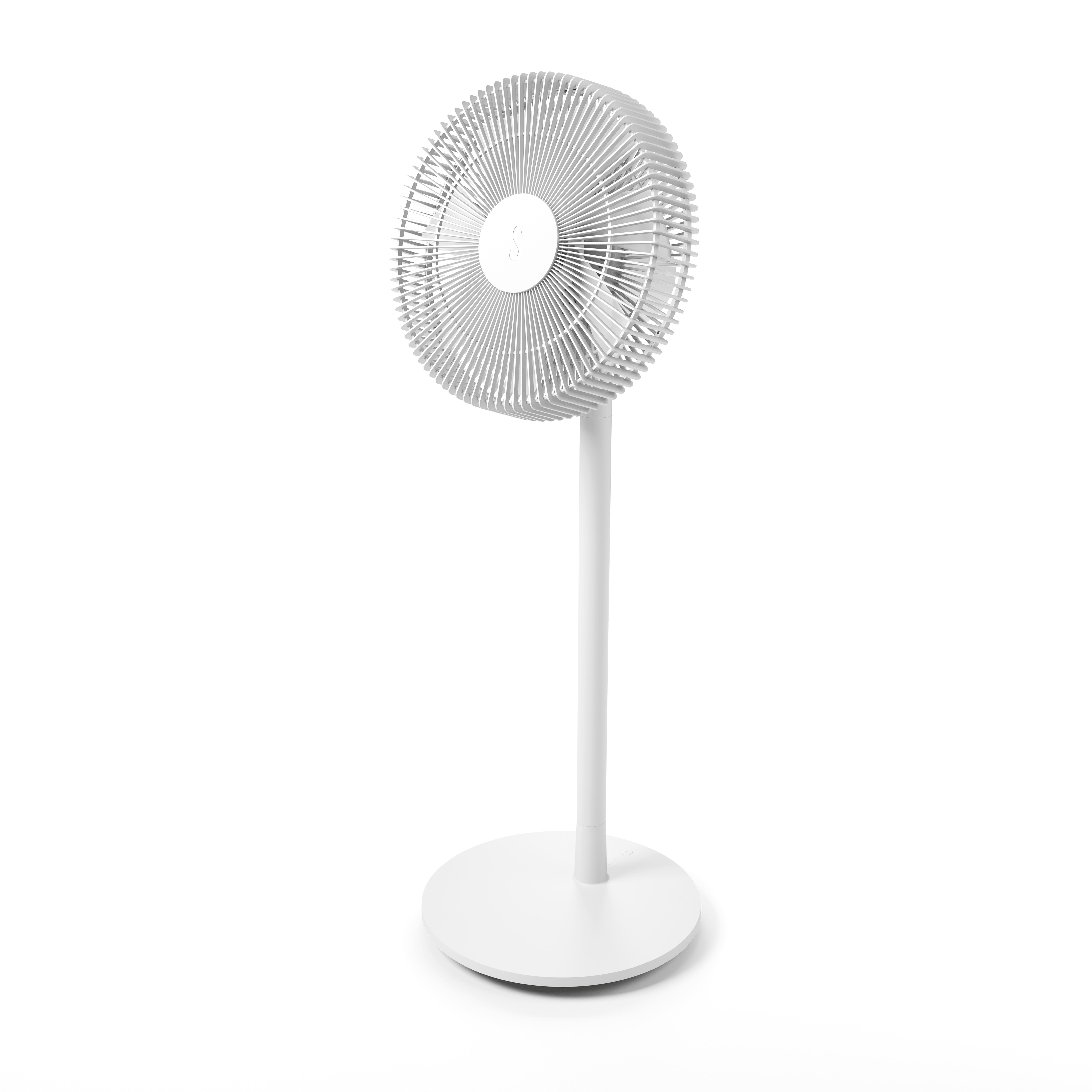 Ein weißer Standventilator auf weißem Hintergrund. Der Ventilator hat einen kreisförmigen Kopf und Fuß, mit einer vertikalen Stange.