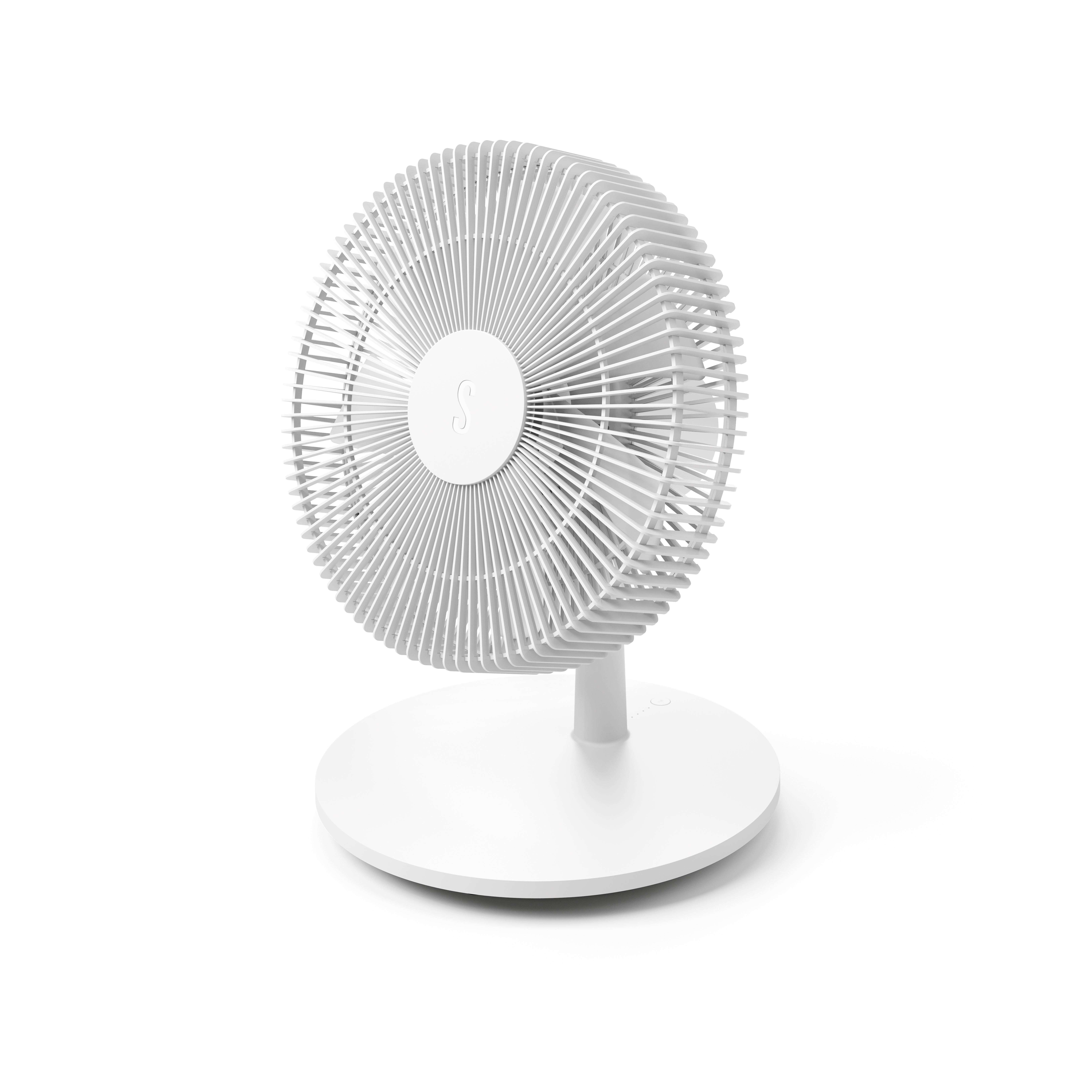 Ein weißer elektrischer Ventilator auf einer weißen Oberfläche. Der Ventilator hat einen runden Kopf mit Flügeln und einen runden Sockel.