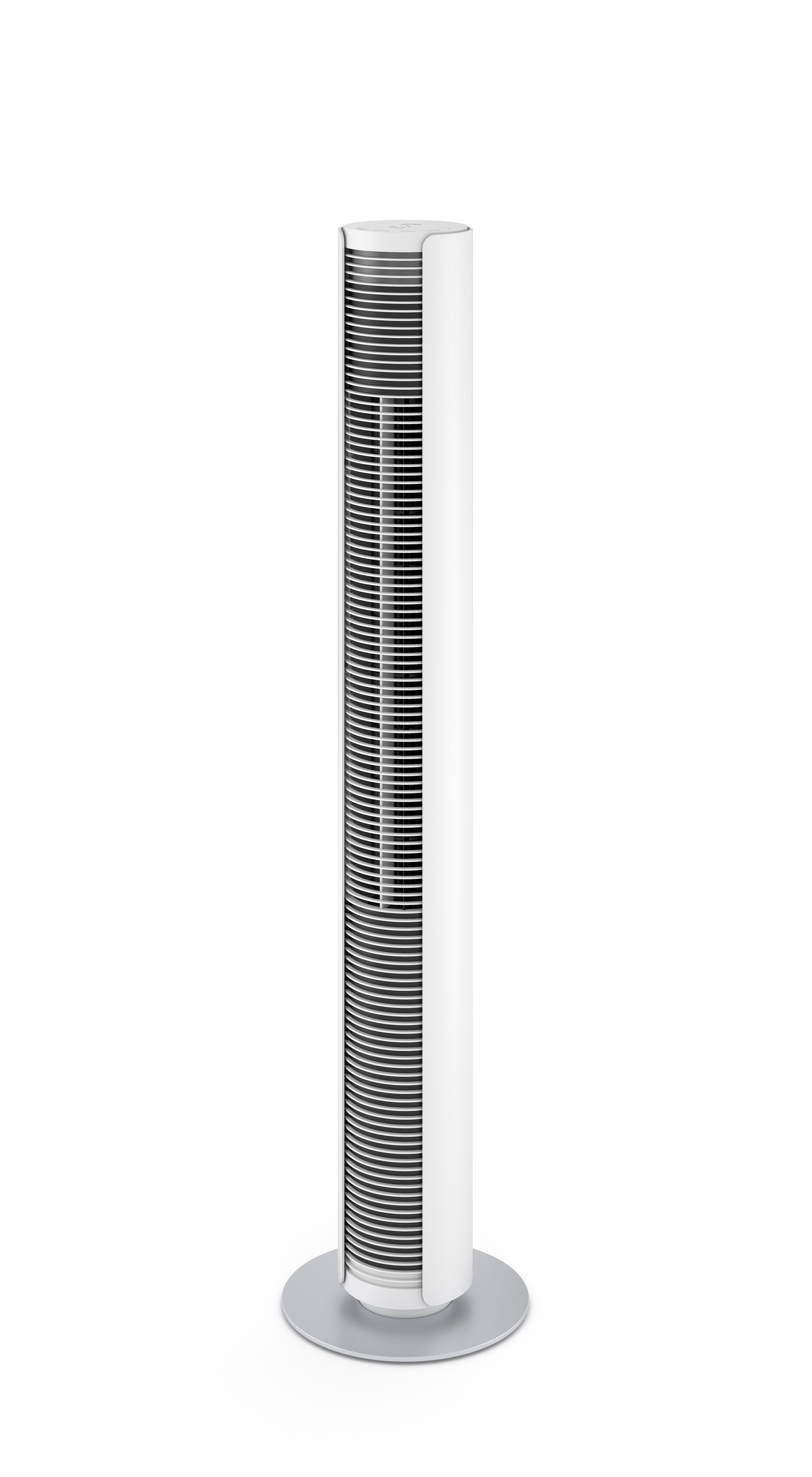Ein weiß-schwarzer Turmventilator steht auf weißem Hintergrund. Er hat einen runden Fuß und einen hohen, schlanken Körper mit Lüftungsschlitzen.
