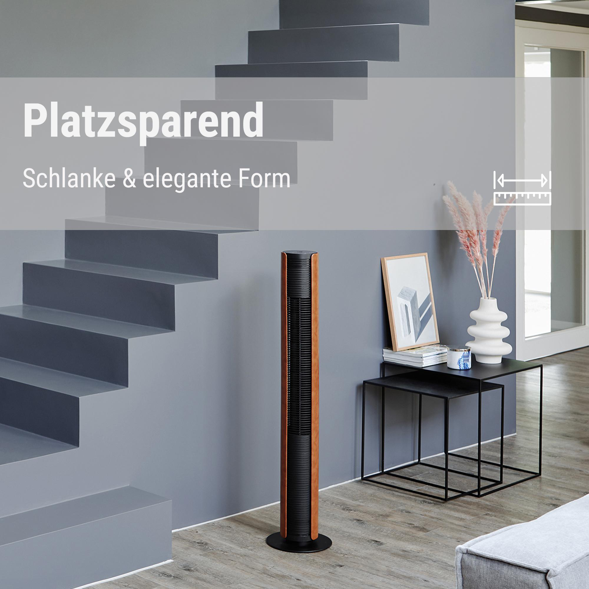 Ein hoher, moderner Ventilator in einem Raum mit Treppe. Er hat eine Holzoptik. Ein kleiner Tisch hat Deko. Graue Wände und Boden.