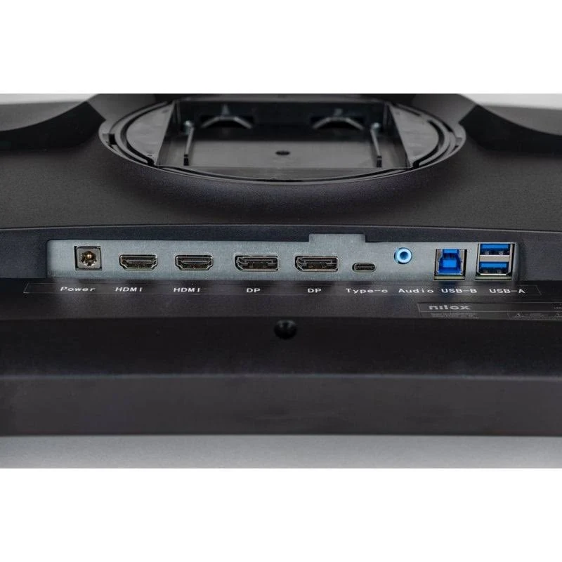 Vista trasera de un monitor con varios puertos: alimentación, HDMI, DP, USB y audio. Las etiquetas son visibles. La marca es Nilox.