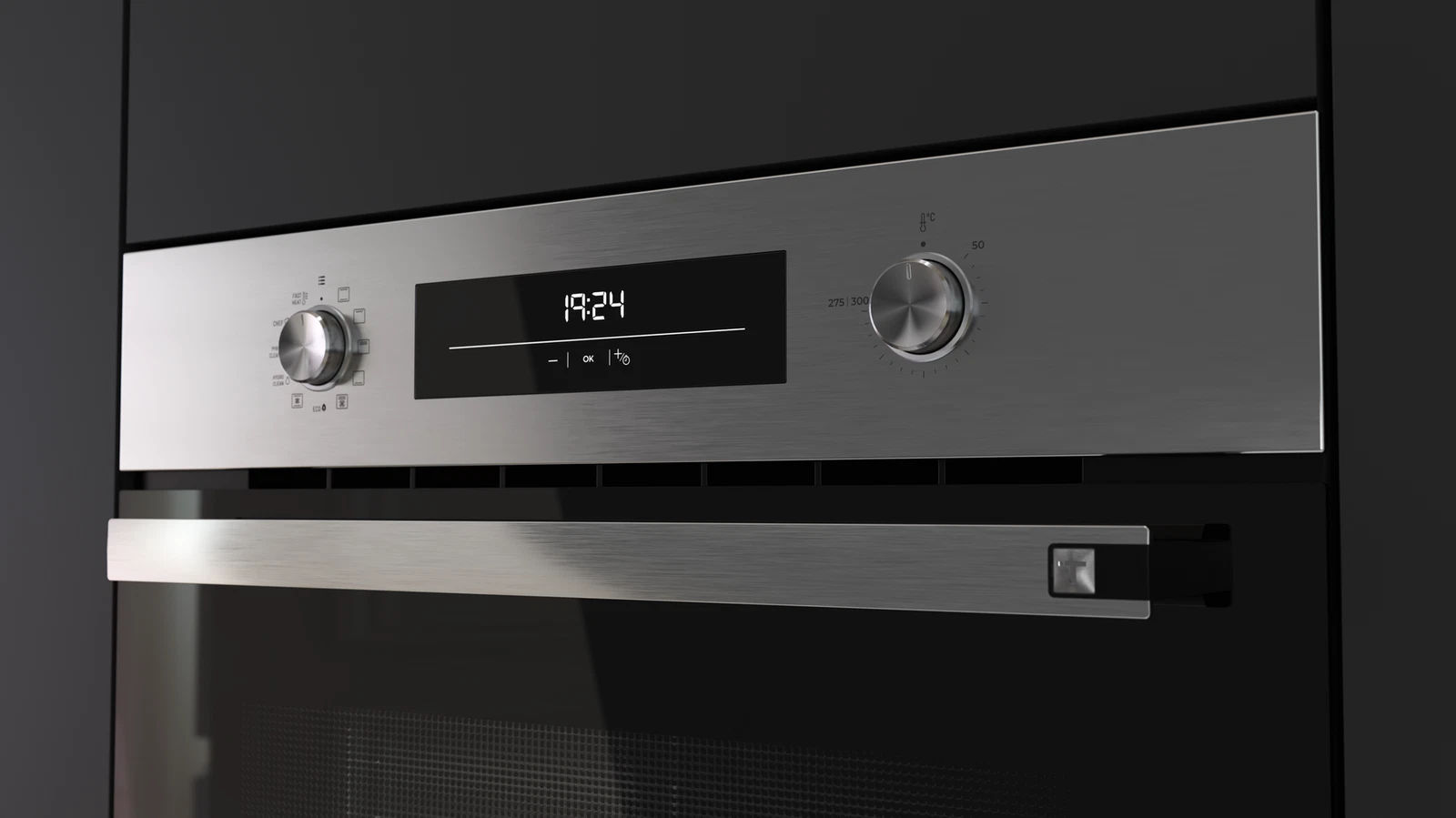 Horno de acero inoxidable con reloj digital (19:24), perillas y manija. El horno está en una cocina oscura.