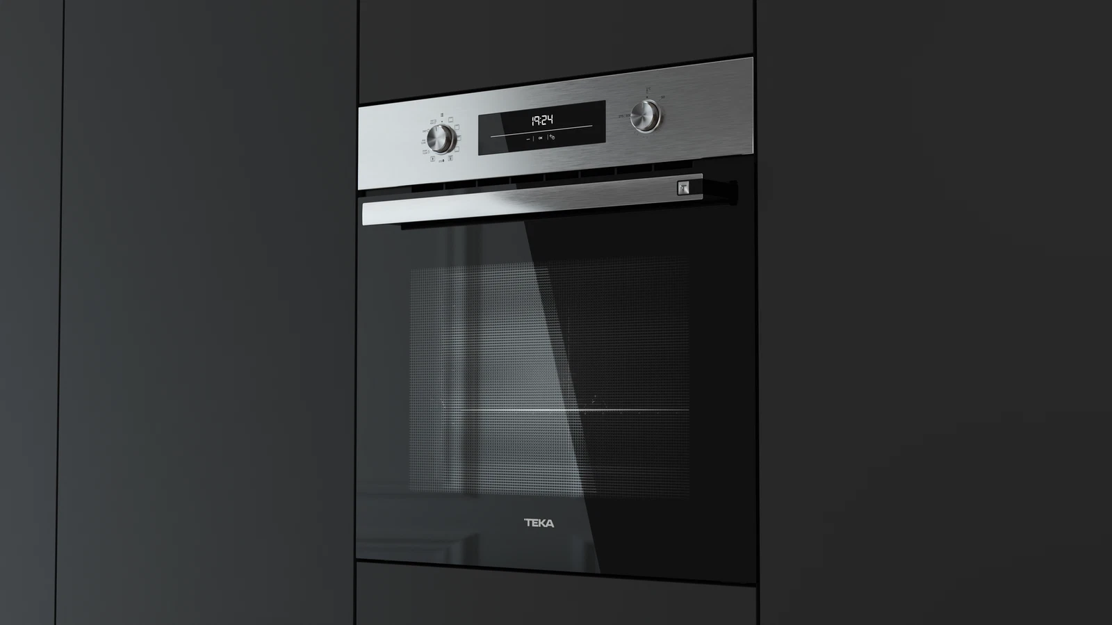 Un horno moderno con pantalla digital mostrando la hora. Está empotrado en un armario gris oscuro, con una manija debajo.