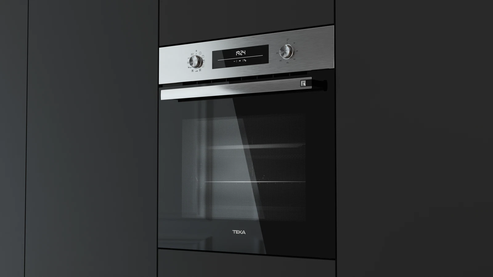 Un horno de acero inoxidable con puerta de cristal negro está en un armario oscuro. Se muestra la hora 19:24. La marca es TEKA.