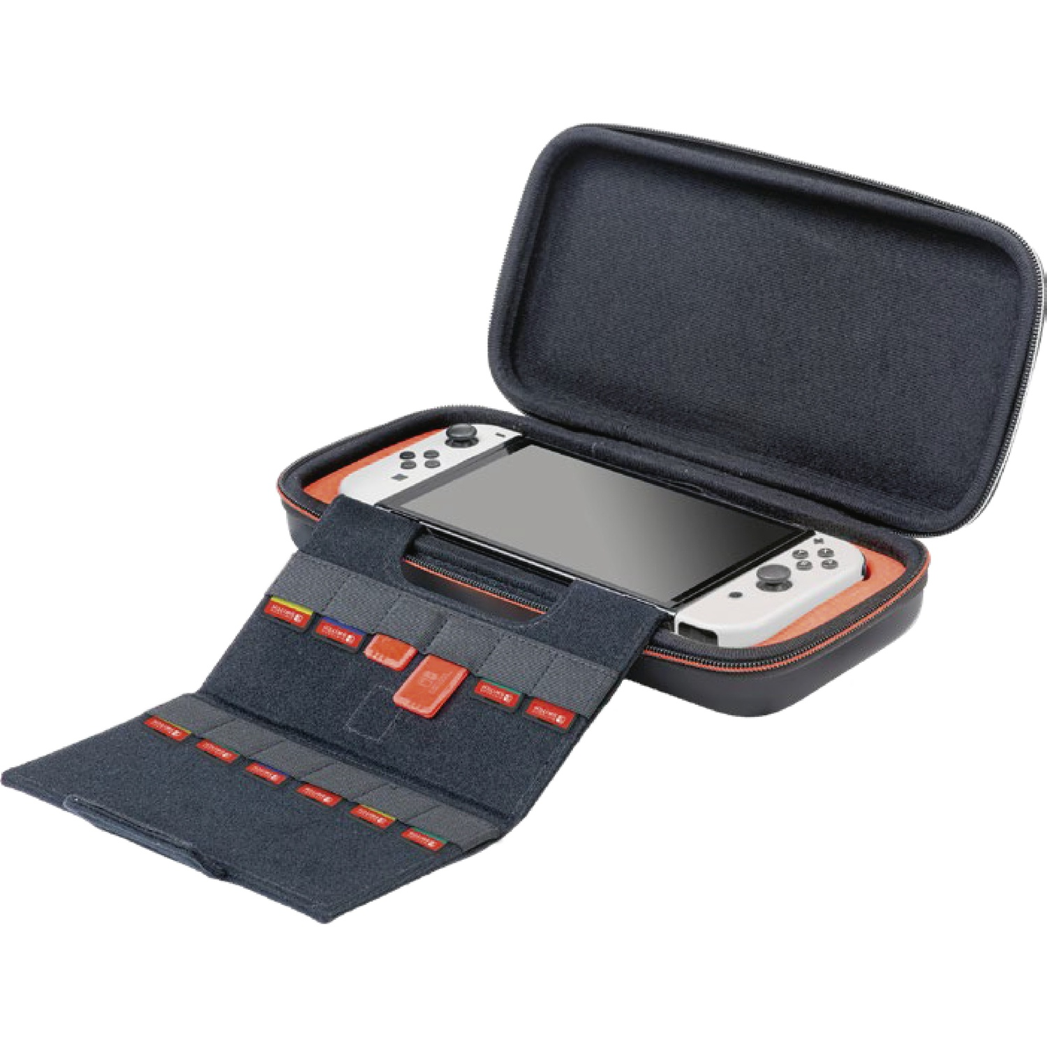 Una custodia nera con cerniera aperta, contenente una console di gioco bianca e nera. Un porta carte è attaccato.