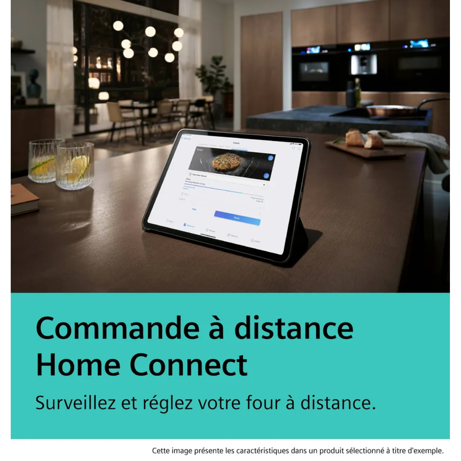 Une tablette affiche une interface de cuisine. Deux boissons sont sur la table, et une cuisine moderne est en arrière-plan.