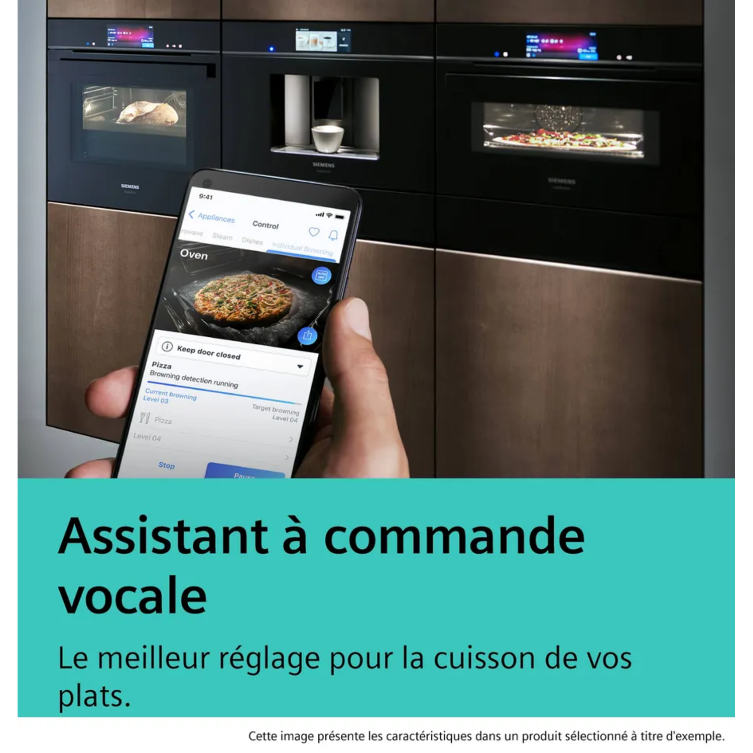 Une main tient un téléphone montrant une pizza dans un four. Trois fours en arrière-plan. Texte : Assistant à commande vocale.