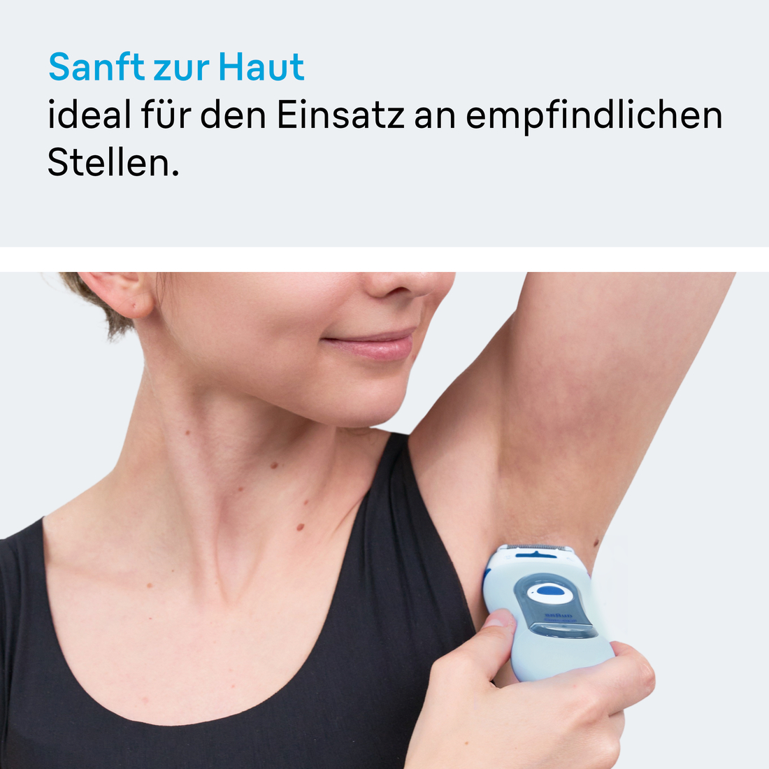 Eine Frau rasiert sich mit einem blauen Elektrorasierer die Achselhöhle. Sie trägt ein schwarzes Top. Der Text oben lautet: 'Sanft zur Haut'.