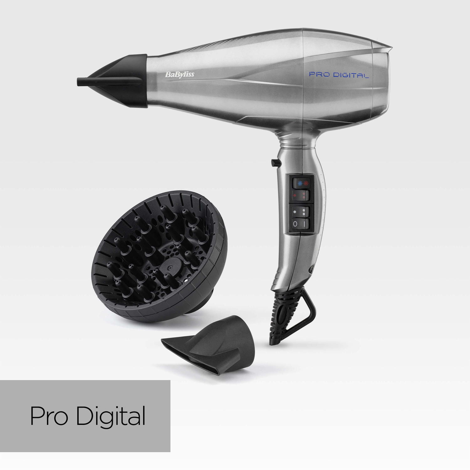 Een zilveren Babyliss Pro Digital haardroger met opzetstukken. Inclusief een diffuser en een mondstuk, alles op een witte achtergrond.