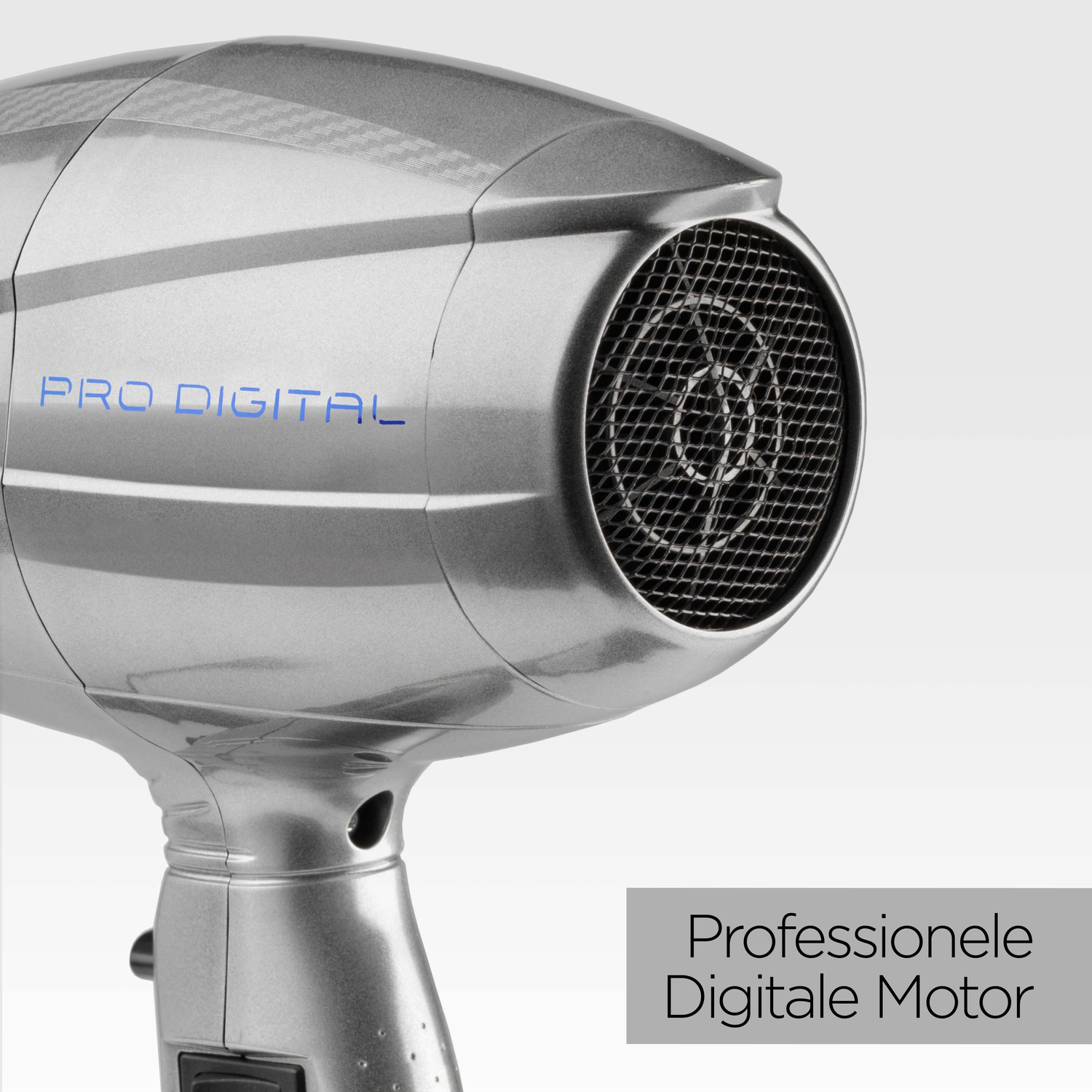 Een zilveren föhn met de tekst "PRO DIGITAL". De föhn heeft een zwarte mesh-kop. Tekst: "Professionele Digitale Motor".