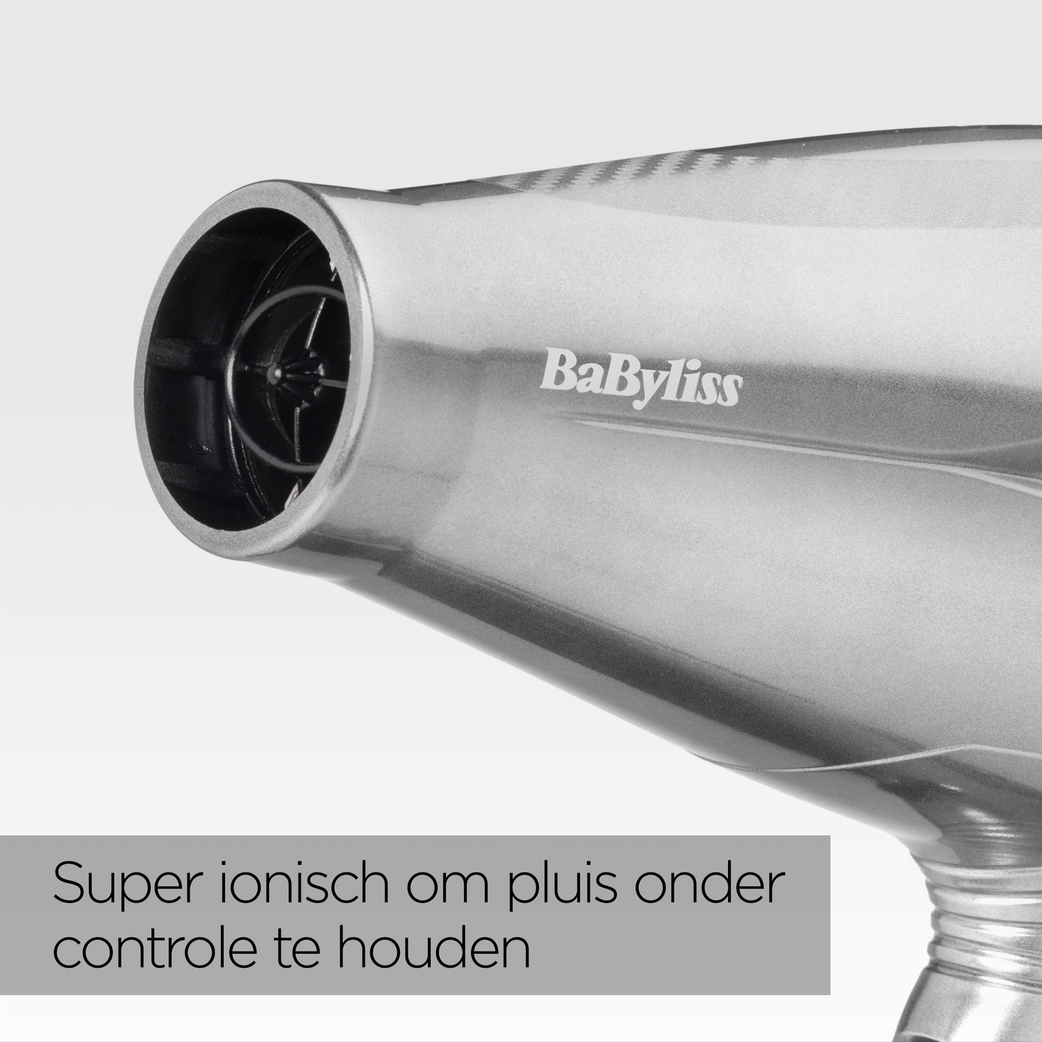 Zilveren BaByliss föhn, gericht op de kijker. De spuitmond is zwart. Tekst onderaan: 'Super ionisch om pluis onder controle te houden'.