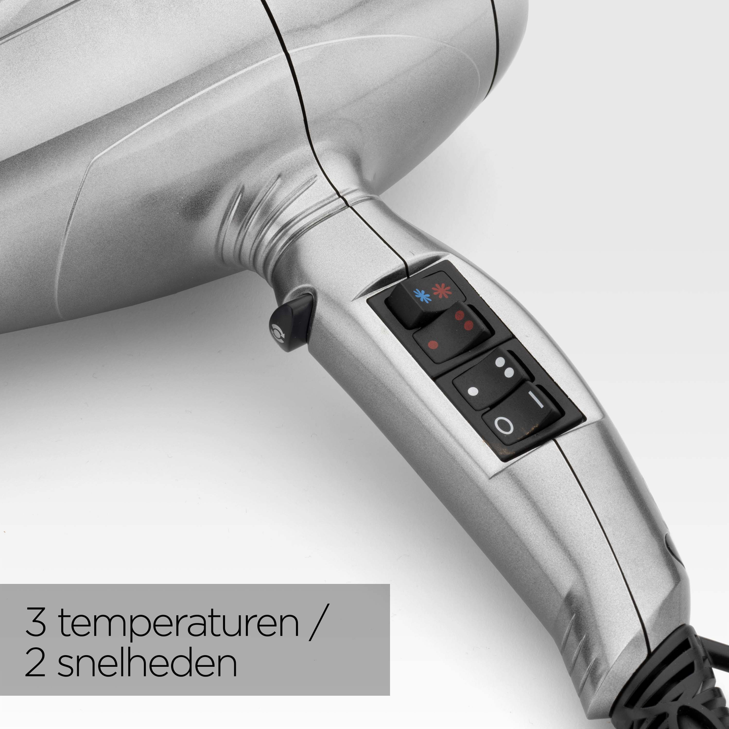 Een zilveren haardroger. Het heeft knoppen met blauwe en rode indicatoren. De tekst geeft 3 temperaturen en 2 snelheden aan.