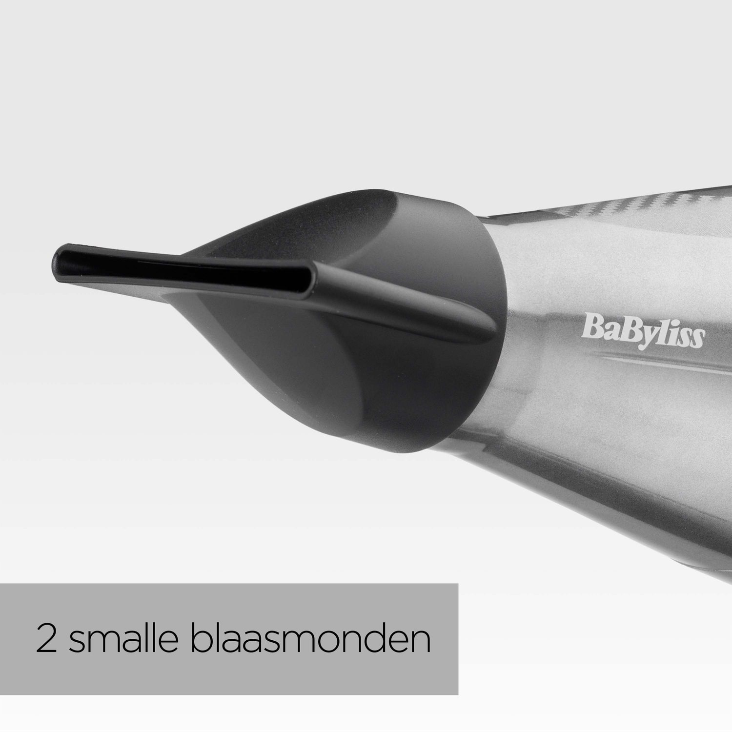 Zwart mondstuk van een föhn. Het merk 'BaByliss' is zichtbaar. Tekst '2 kleine blaasmonden' onderaan.