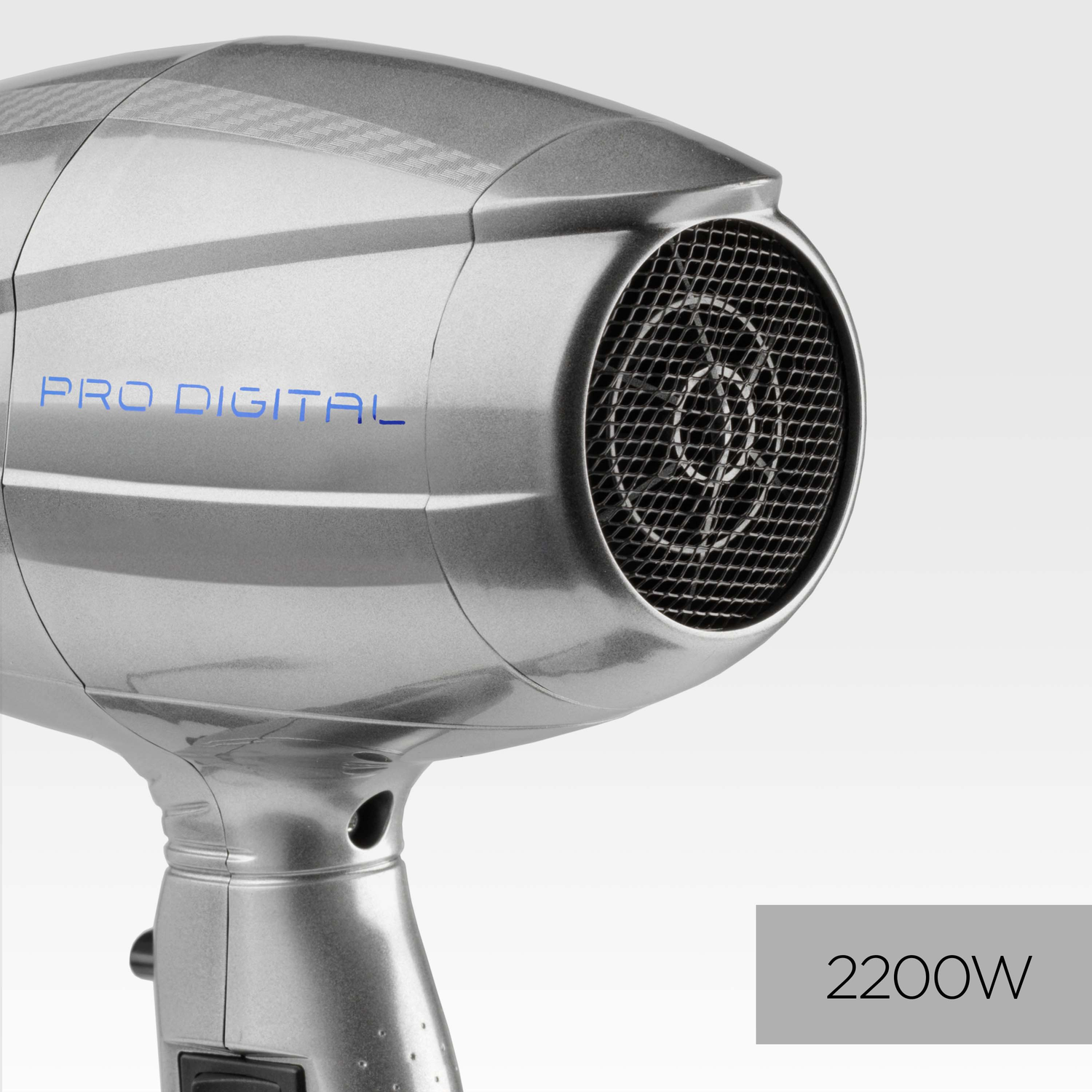 Een zilveren haardroger met zwart gaas. De tekst "PRO DIGITAL" in blauw is zichtbaar. Een grijze rechthoek toont "2200W".