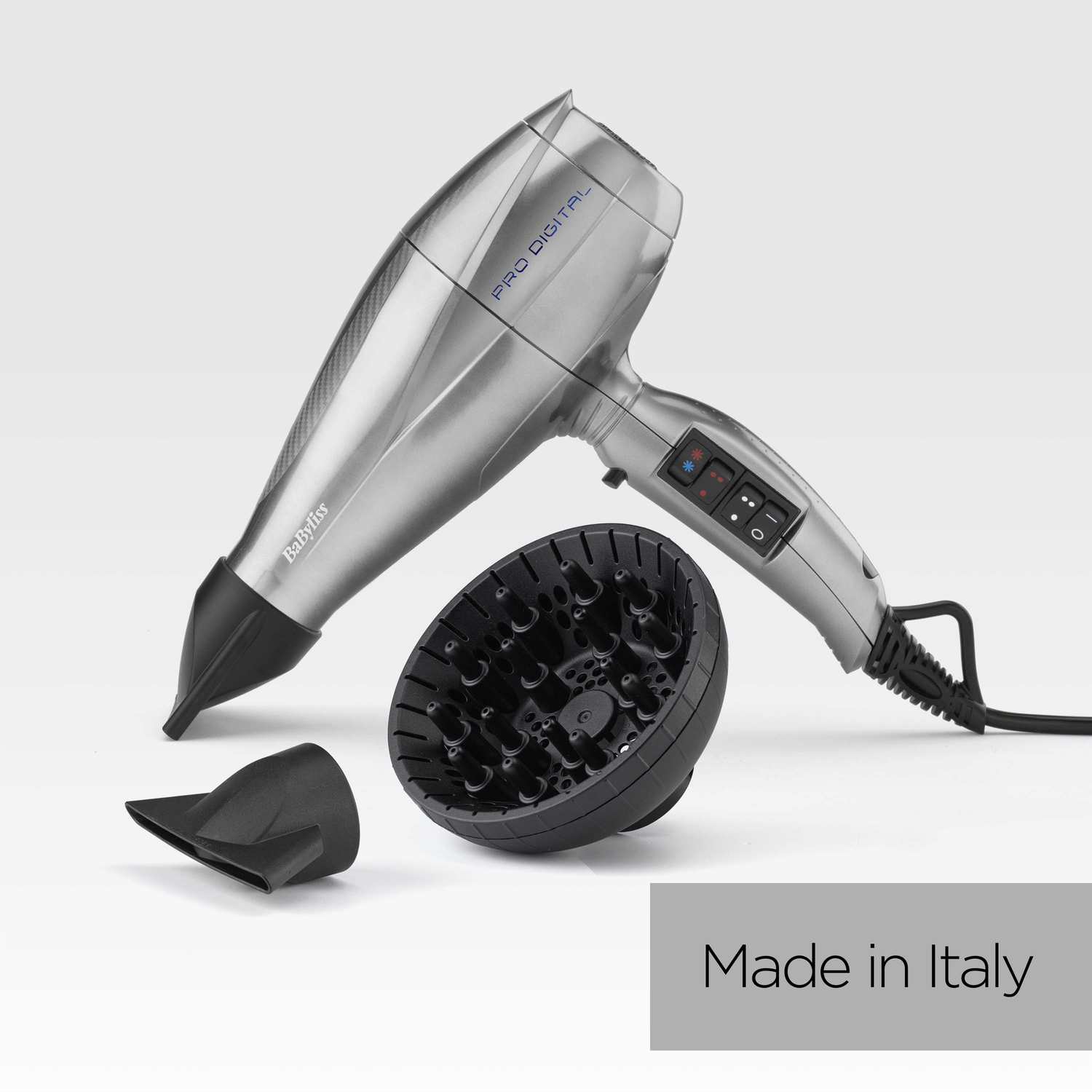 Een zilveren Babyliss Pro Digital föhn met opzetstukken en een diffuser. De tekst "Made in Italy" staat onderaan.