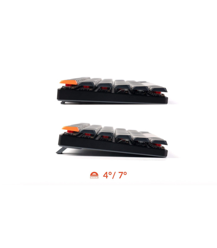Zwei Ansichten einer schwarzen Tastatur mit grauen Tasten. Die obere Reihe hat orangefarbene Akzente. Weißer Hintergrund, mit Winkelgradanzeige.