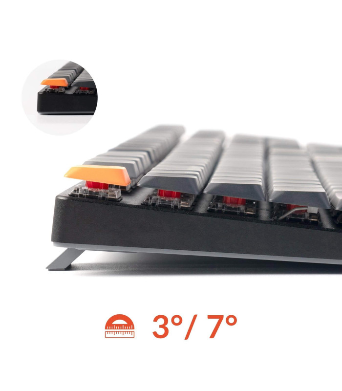 Nahaufnahme einer schwarzen Tastatur mit orangefarbenen Tasten, die einen Winkel von 3°/7° zeigt. Ein kleines inset Bild zeigt die Seitenansicht.