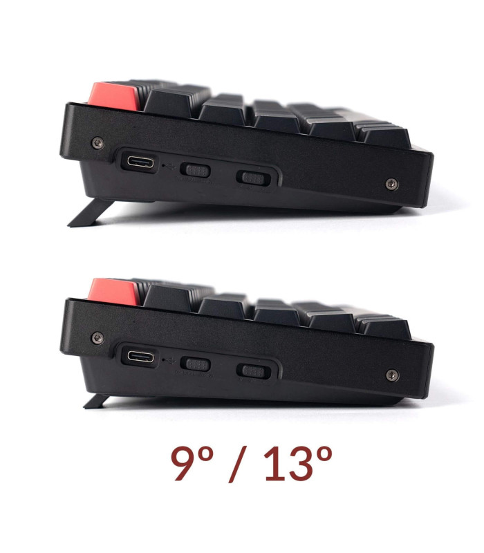 Schwarze Tastatur mit roter Escape-Taste, abgewinkelt bei 9° und 13°. Zeigt USB-Anschluss und Schalter. Weißer Hintergrund.
