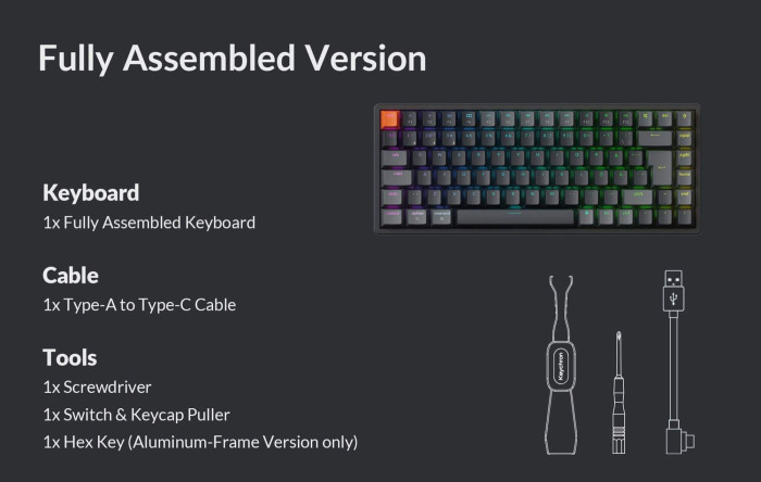 Eine montierte Tastatur mit bunten Tasten, ein Typ-A-auf-Typ-C-Kabel, ein Schraubenzieher, ein Keycap-Abzieher und ein Inbusschlüssel, alles auf dunklem Hintergrund.