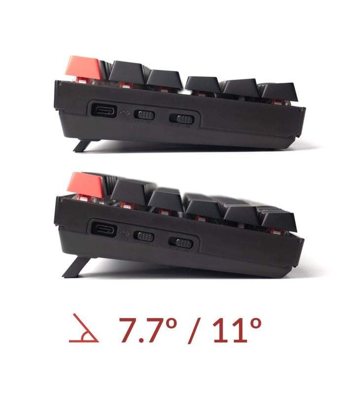 Zwei schwarze Tastaturen mit roten Tasten auf weißem Hintergrund. Winkel von 7,7° und 11° sind angegeben. USB-Anschlüsse und Schalter sind sichtbar.