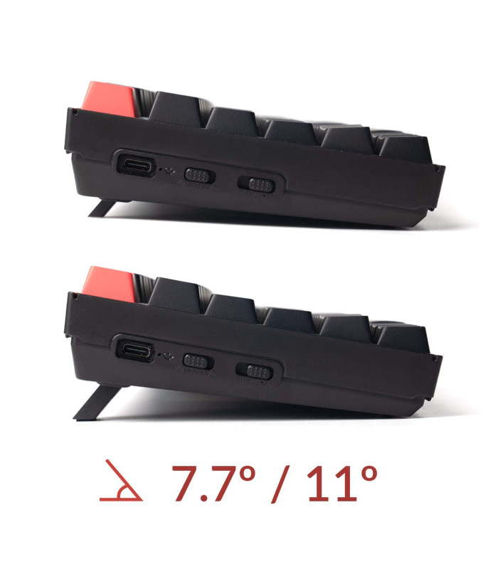 Zwei schwarze Tastaturen sind nebeneinander abgebildet, abgewinkelt. Der rote Akzent der oberen Tastatur ist sichtbar. Der Winkel beträgt 7,7°/11°.