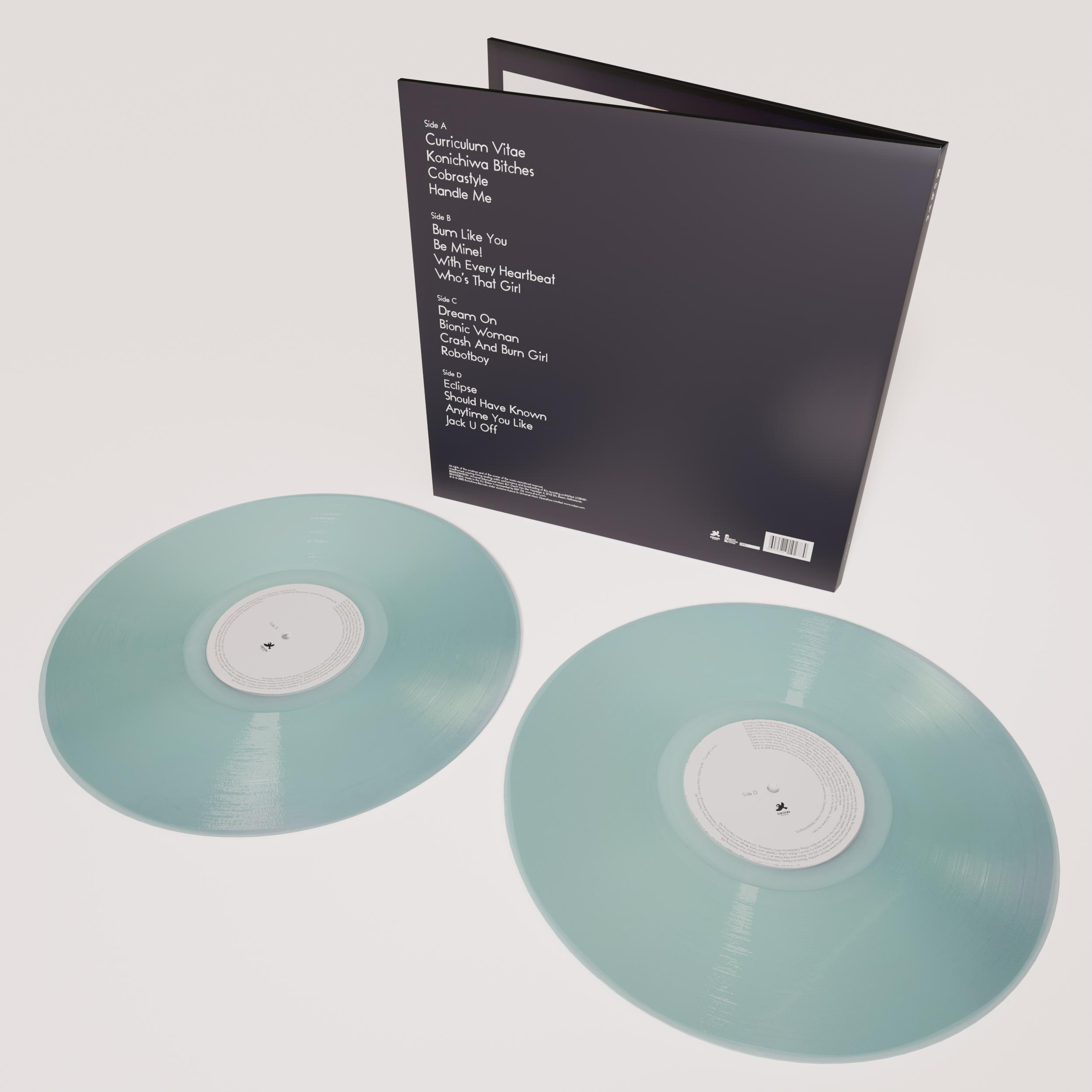 Zwei hellblaue Schallplatten und ein schwarzes Albumcover mit Titelliste auf hellem Hintergrund.