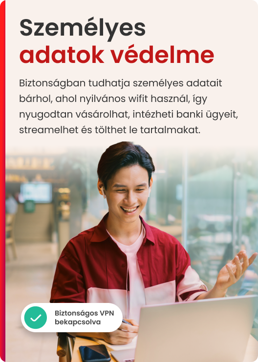 Egy férfi mosolyog, miközben laptopot használ. A felső szöveg a 'Személyes adatok védelme'.