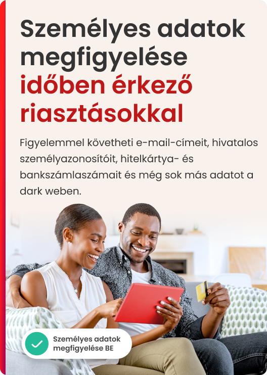 Egy pár mosolyog, miközben egy piros táblagépet néz. Egy hitelkártyát tartanak. A szöveg azt mondja: 'Személyes adatok figyelése időben érkező riasztásokkal'.