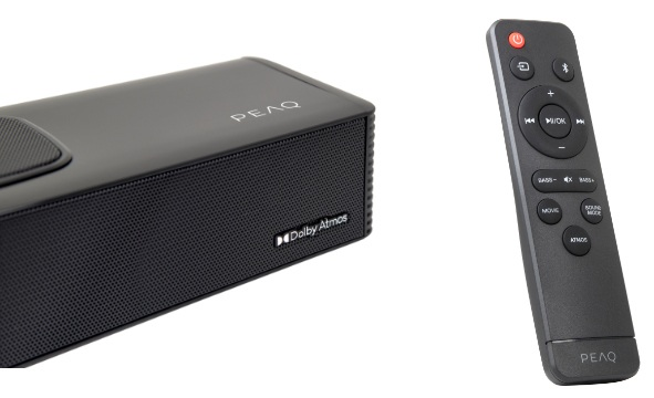 Czarny soundbar z pilotem. Soundbar ma Dolby Atmos. Pilot ma przyciski zasilania i głośności.