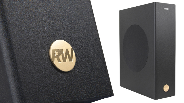 Czarny głośnik ze złotym logo RW z przodu i okrągłym głośnikiem z boku. Kolejne złote logo na dole.