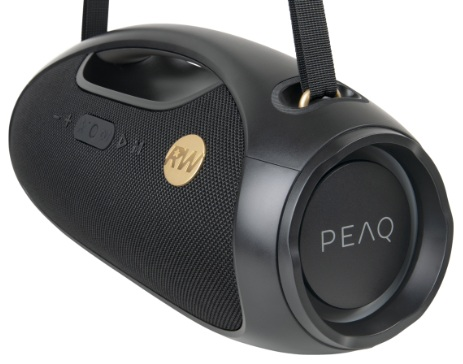 Czarny głośnik z paskiem. Ma przyciski sterowania i złote logo. Widoczna jest nazwa marki PEAQ.