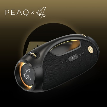 Czarny i złoty głośnik PEAQ. Głośnik ma uchwyt i przyciski sterowania. Tło jest ciemne z tekstem.
