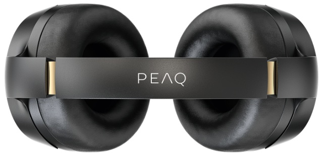 Czarne słuchawki z czarnym pałąkiem i złotymi akcentami. Nazwa marki PEAQ jest nadrukowana na pałąku.