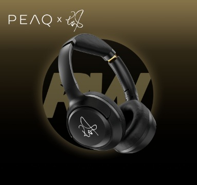 Czarne słuchawki ze złotymi akcentami, podpis na nauszniku, na rozmytym tle.