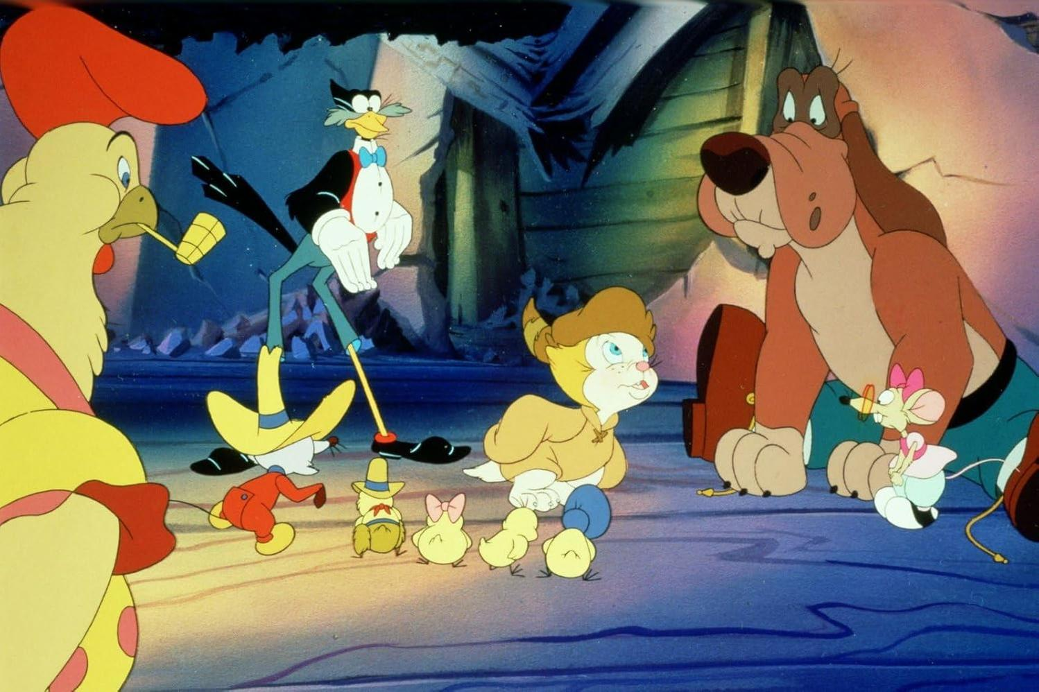 Zeichentrick-Szene: Eine Gruppe von Zeichentierfiguren, darunter ein Huhn, eine Katze, ein Hund und eine Maus. Einige tragen Hüte und Fliegen.