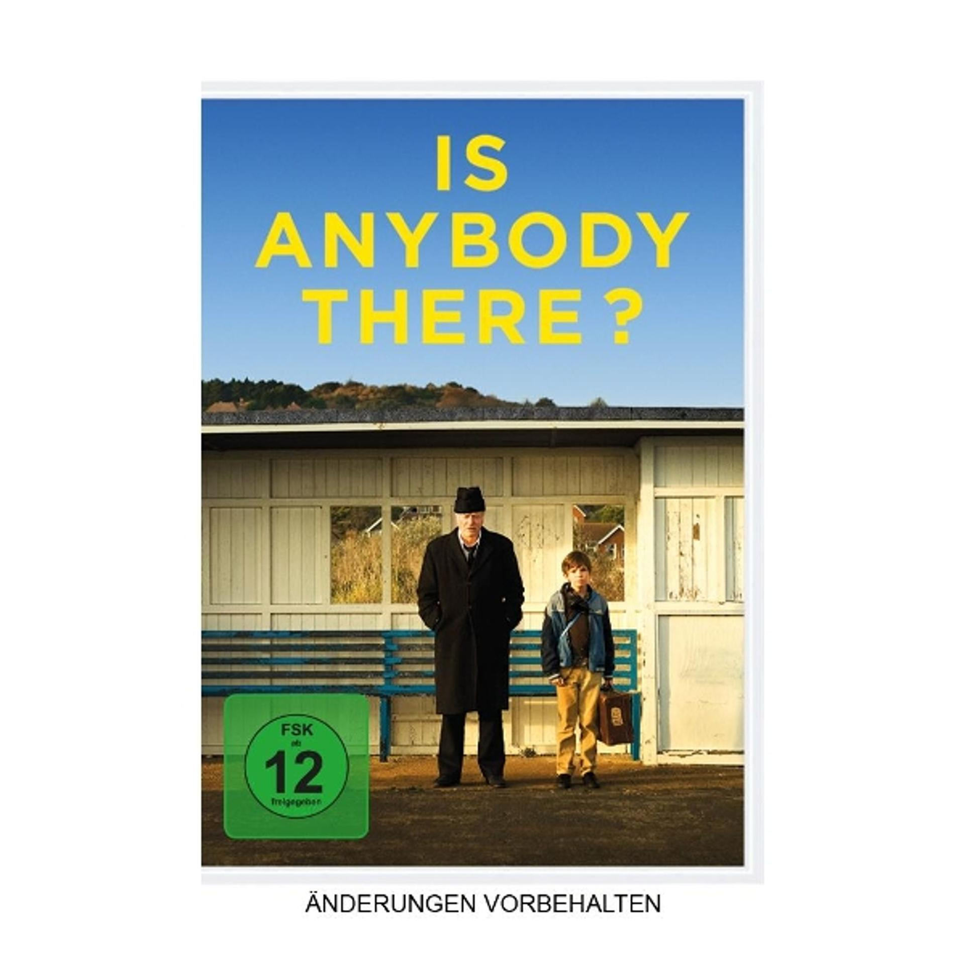 Filmposter mit dem Titel "IS ANYBODY THERE?". Ein Mann und ein Junge stehen vor einem Unterstand. Blauer Himmel im Hintergrund.