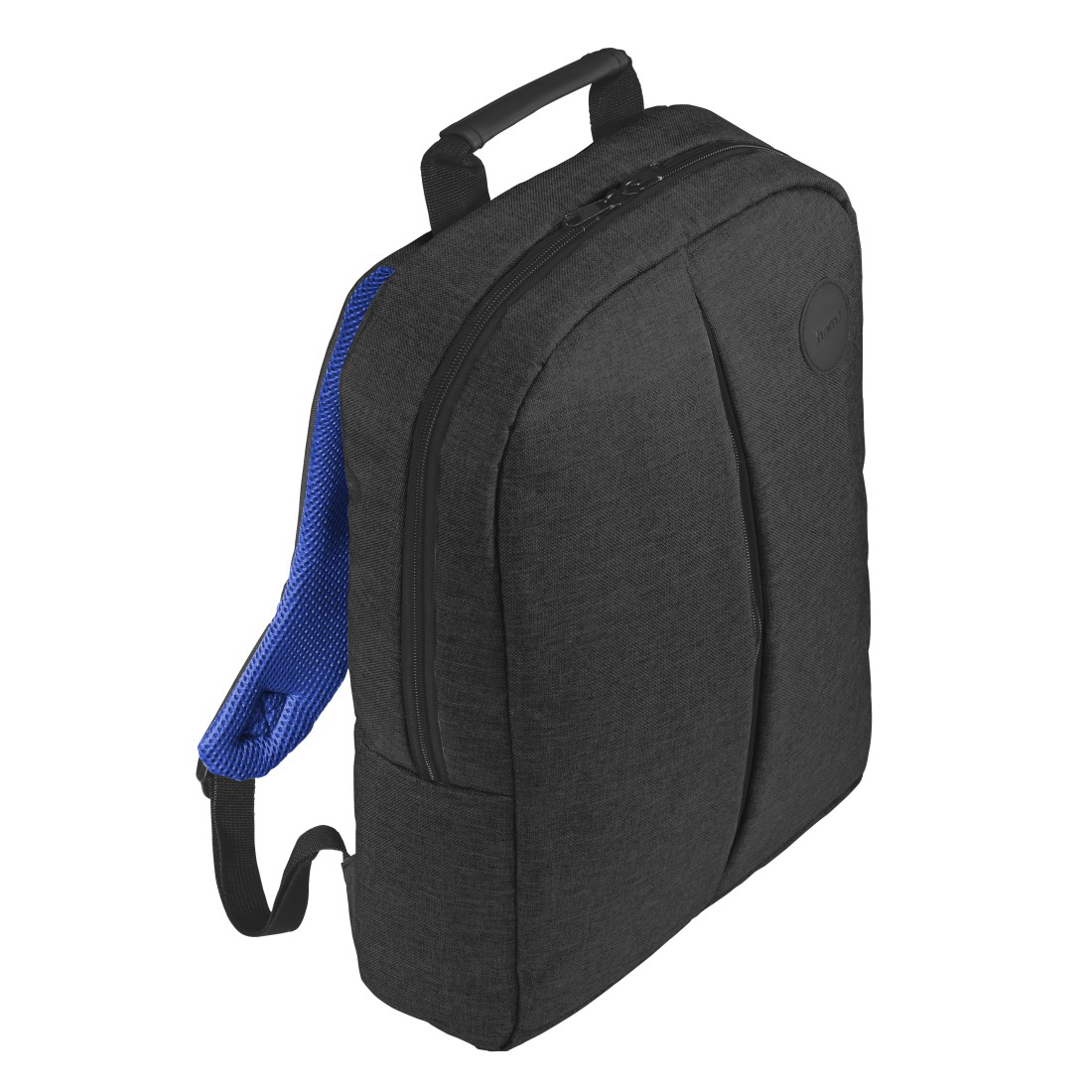 Schwarzer Rucksack mit blauem Schultergurt. Er hat einen Griff oben und einen Reißverschluss. Der Hintergrund ist weiß.